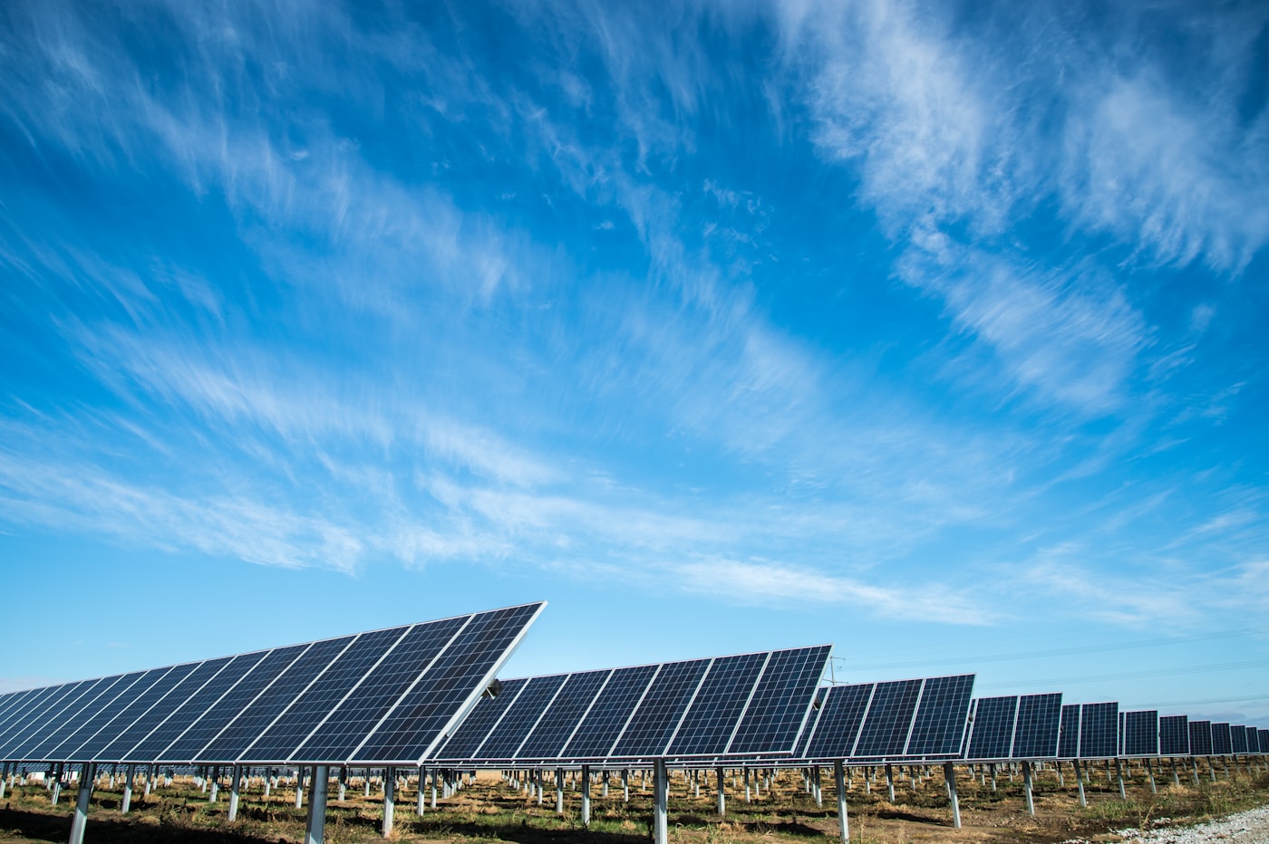 Gökyüzü altında güneş enerjisi panelleri