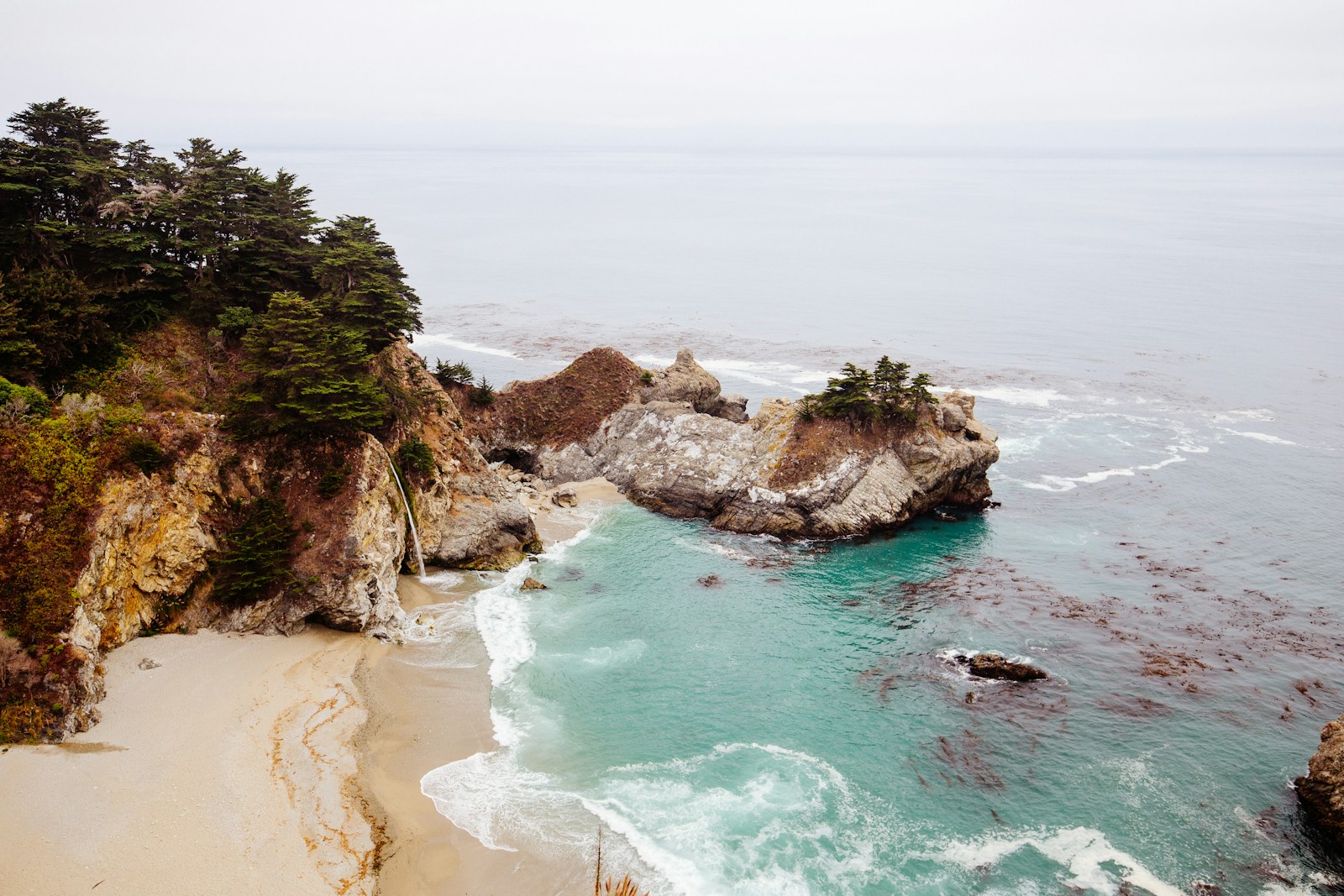 Big Sur kıyısı ve sarp arazi; Plaskett ile Timber yangın alanlarından temsilî fotoğraf değildir