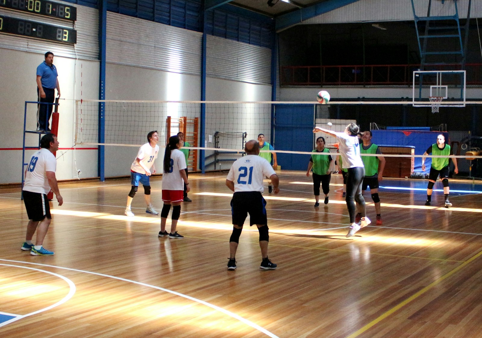Kapalı spor salonunda oynanan bir voleybol karşılaşması; millî maçtan temsilî fotoğraf değildir